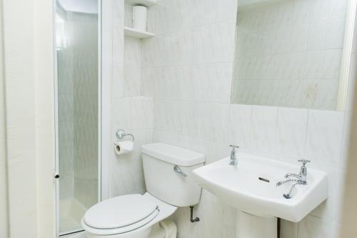 Small Double Room with Separate Private Bathroom (outside the room) del hotel Avonmore Cartwright Gardens. Foto 1