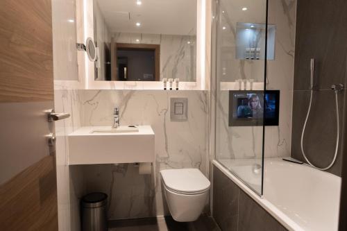 Habitación Doble Deluxe con cama supletoria del hotel Merit Kensington. Foto 7