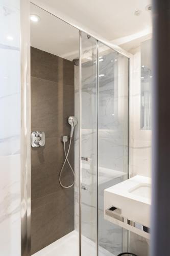 Habitación Doble Deluxe con cama supletoria del hotel Merit Kensington. Foto 11