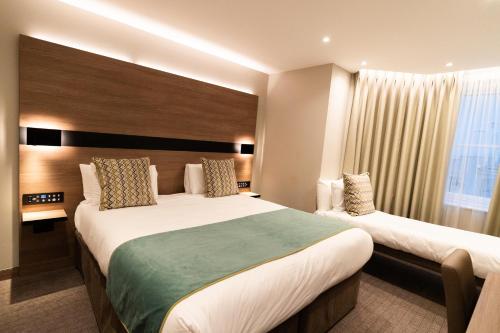 Habitación Doble Deluxe con cama supletoria del hotel Merit Kensington. Foto 15