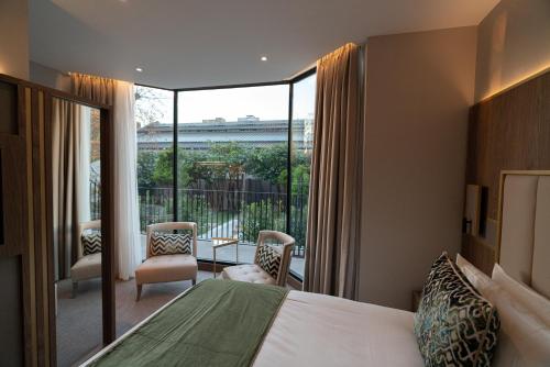 Suite con vistas al jardín del hotel Merit Kensington. Foto 9