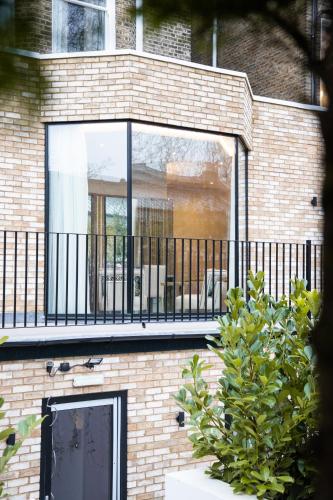 Suite con vistas al jardín del hotel Merit Kensington. Foto 10