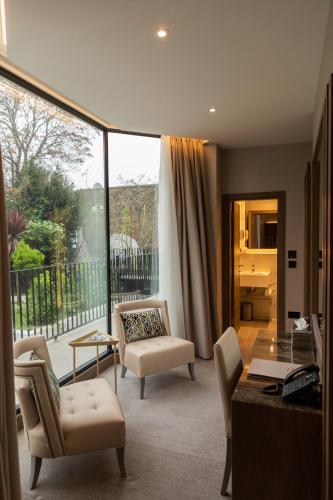 Suite con vistas al jardín del hotel Merit Kensington. Foto 11