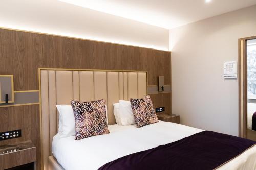 Suite con vistas al jardín del hotel Merit Kensington. Foto 13
