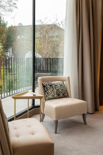 Suite con vistas al jardín del hotel Merit Kensington. Foto 14