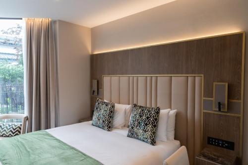 Suite con vistas al jardín del hotel Merit Kensington. Foto 16
