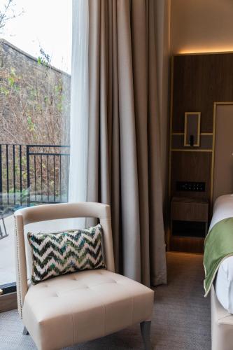 Suite con vistas al jardín del hotel Merit Kensington. Foto 17