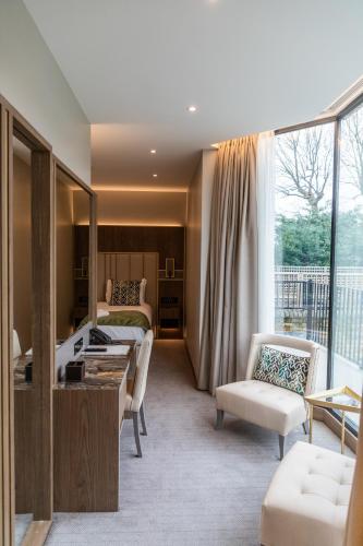 Suite con vistas al jardín del hotel Merit Kensington. Foto 18