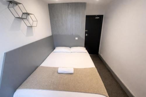 Habitación doble 1 Cama Individual del hotel Oyo Amsterdam. Foto 3
