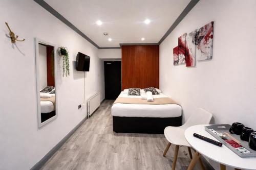 Habitación Doble con baño privado del hotel Oyo Amsterdam. Foto 4