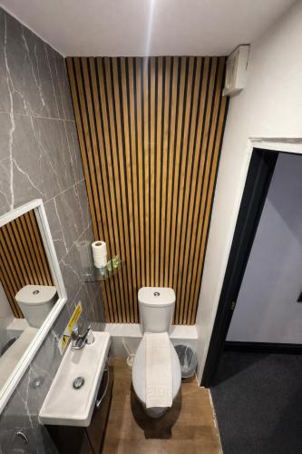 Habitación Doble con baño privado del hotel Oyo Amsterdam. Foto 7