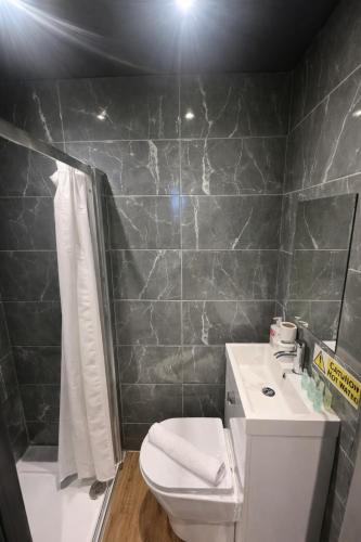 Habitación Triple Deluxe del hotel Oyo Amsterdam. Foto 1