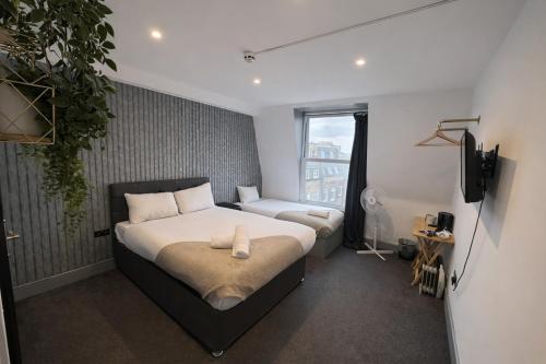 Habitación Triple Deluxe del hotel Oyo Amsterdam. Foto 6