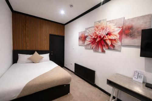 Habitación cuádruple del hotel Oyo Amsterdam. Foto 1