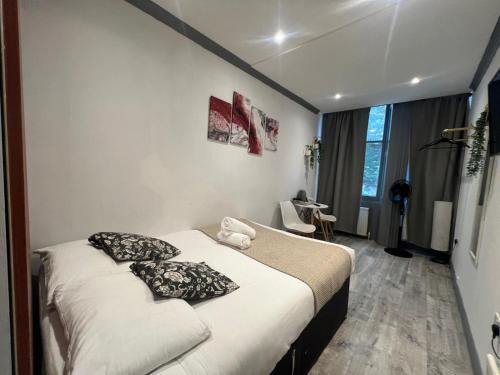 Habitación Doble con baño privado del hotel Oyo Amsterdam. Foto 9