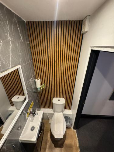 Habitación Doble con baño privado del hotel Oyo Amsterdam. Foto 14