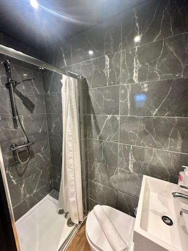 Habitación Doble con baño privado del hotel Oyo Amsterdam. Foto 17