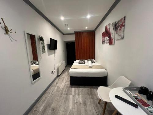 Habitación Doble con baño privado del hotel Oyo Amsterdam. Foto 19