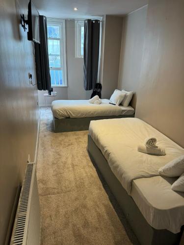 Habitación Doble Estándar - 2 camas del hotel Oyo Amsterdam. Foto 5