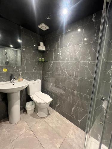 Habitación Doble Estándar - 2 camas del hotel Oyo Amsterdam. Foto 8
