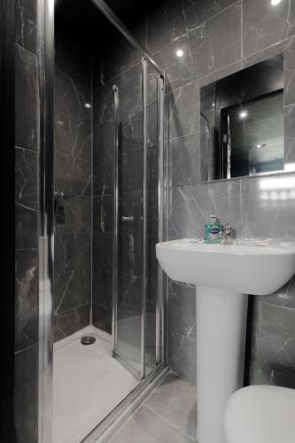 Habitación Triple Deluxe del hotel Oyo Amsterdam. Foto 10