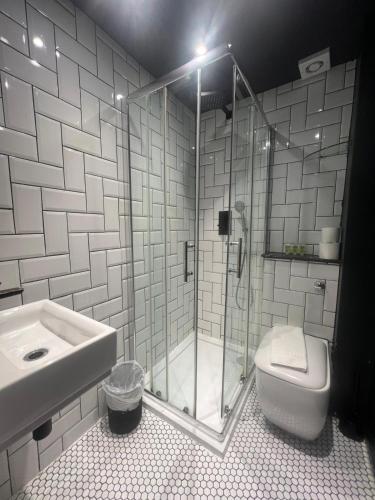 Habitación Triple Deluxe del hotel Oyo Amsterdam. Foto 18