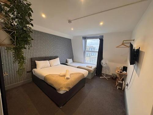 Habitación Triple Deluxe del hotel Oyo Amsterdam. Foto 32