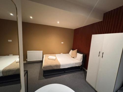 Habitación cuádruple del hotel Oyo Amsterdam. Foto 15