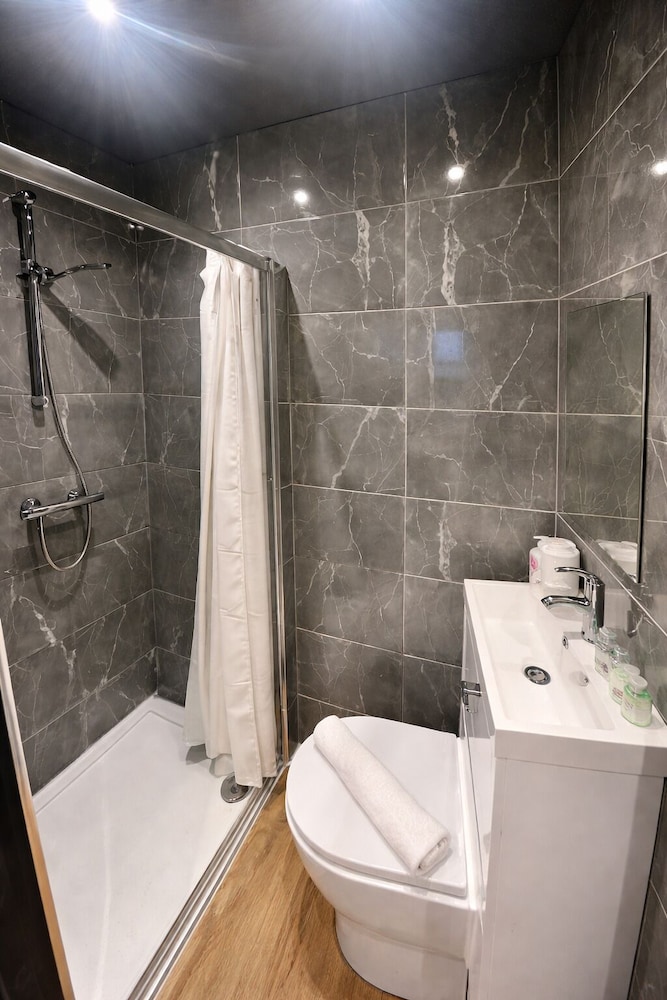 Habitación triple Deluxe, baño privado del hotel Oyo Amsterdam. Foto 19
