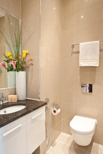 Habitación Triple del hotel The Villa Kensington. Foto 1