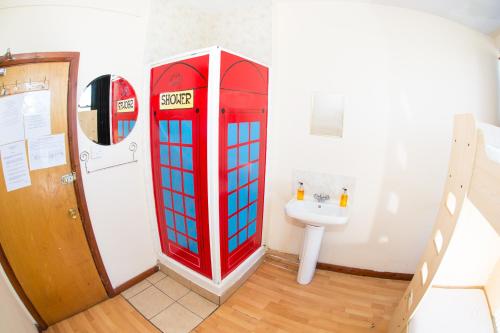 Dormitorio mixto con 4 camas del hotel Kensal Green Backpackers 1