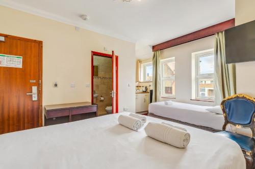Habitación Triple del hotel London Star. Foto 2