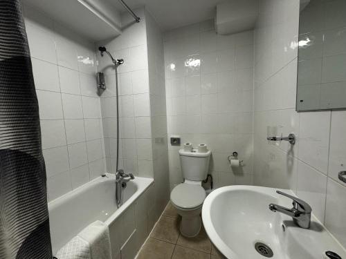 Habitación Triple con baño privado - 1 cama doble y 1 cama individual del hotel Bridge Park. Foto 4