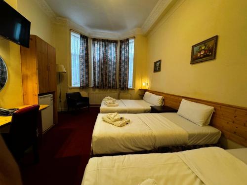 Habitación cuádruple Con Vistas 2 Camas individuales 1 Cama doble del hotel Bridge Park. Foto 3