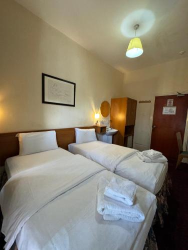 Habitación Twin con baño compartido del hotel Bridge Park. Foto 4