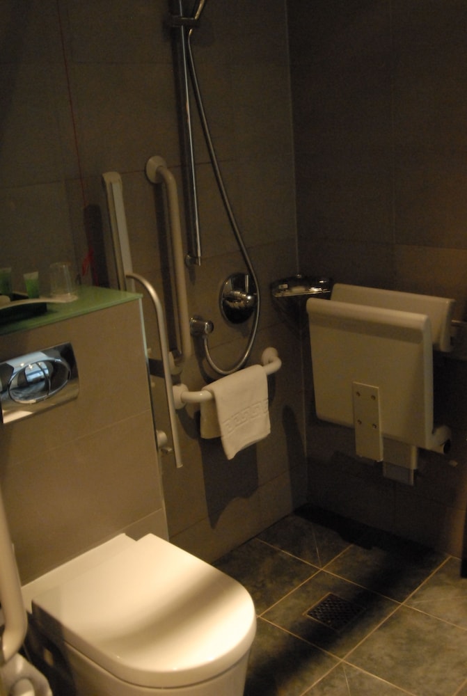 Habitación estándar, 1 cama doble, accesible para personas con discapacidad del hotel Crowne Plaza London - Kingston, An Ihg. Foto 4