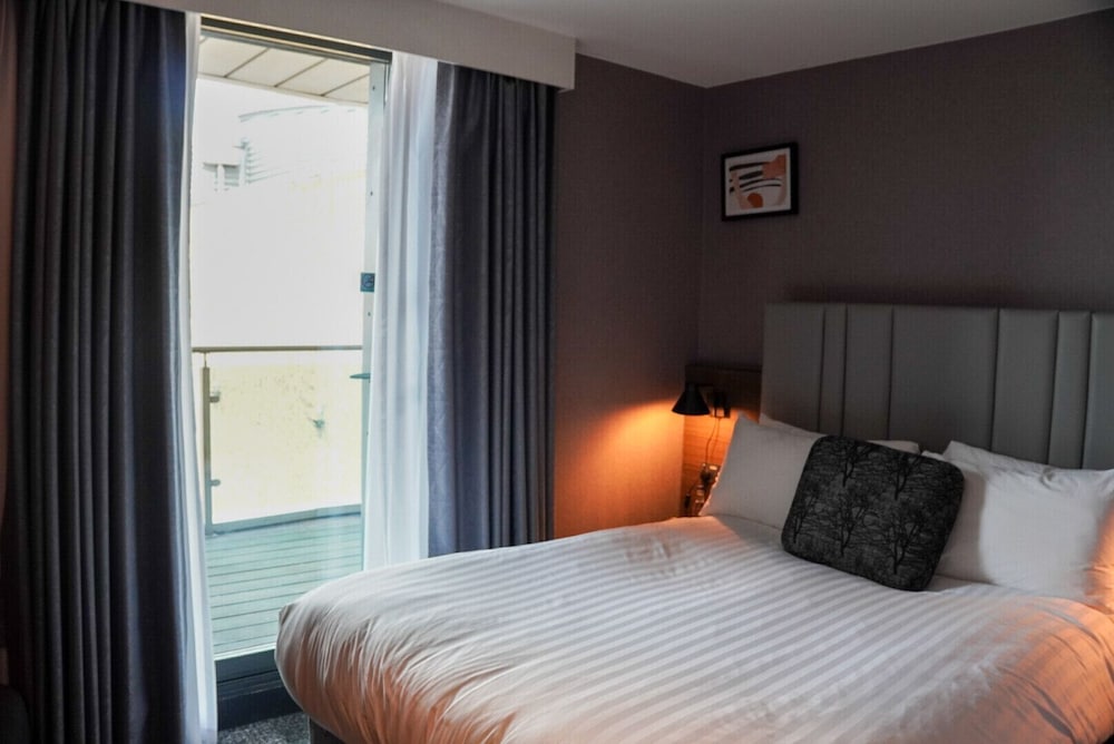 Suite, 1 cama de matrimonio grande, balcón del hotel Crowne Plaza London - Kingston, An Ihg. Foto 2