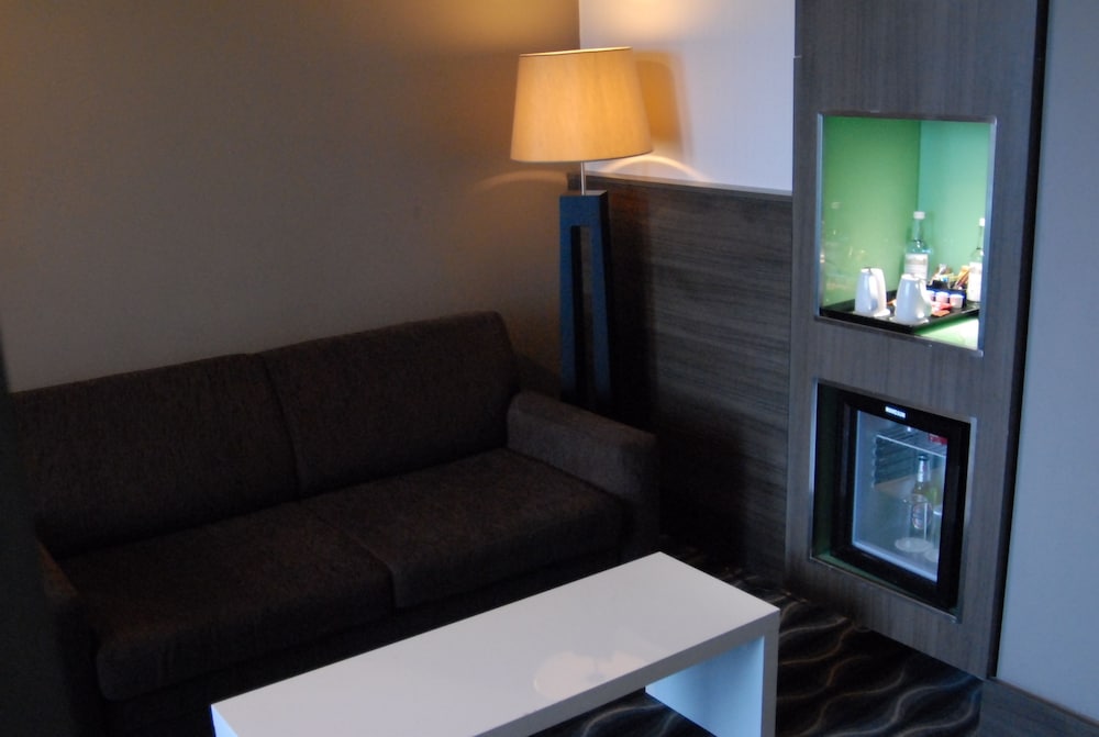 Suite, 1 cama de matrimonio grande, balcón del hotel Crowne Plaza London - Kingston, An Ihg. Foto 6