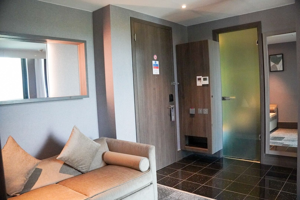 Suite, 1 cama de matrimonio grande, balcón del hotel Crowne Plaza London - Kingston, An Ihg. Foto 7