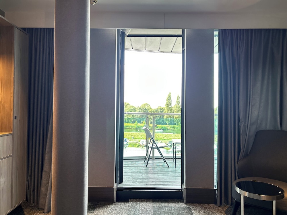 Suite, 1 cama de matrimonio grande, balcón del hotel Crowne Plaza London - Kingston, An Ihg. Foto 9