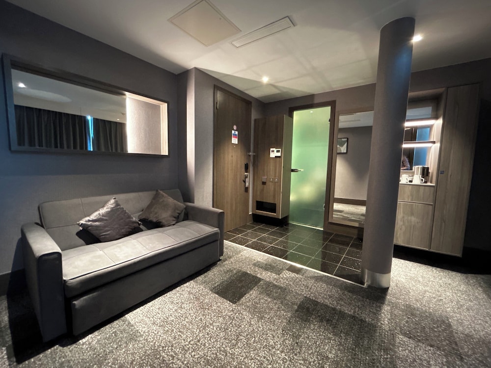 Suite, 1 cama de matrimonio grande, balcón del hotel Crowne Plaza London - Kingston, An Ihg. Foto 10