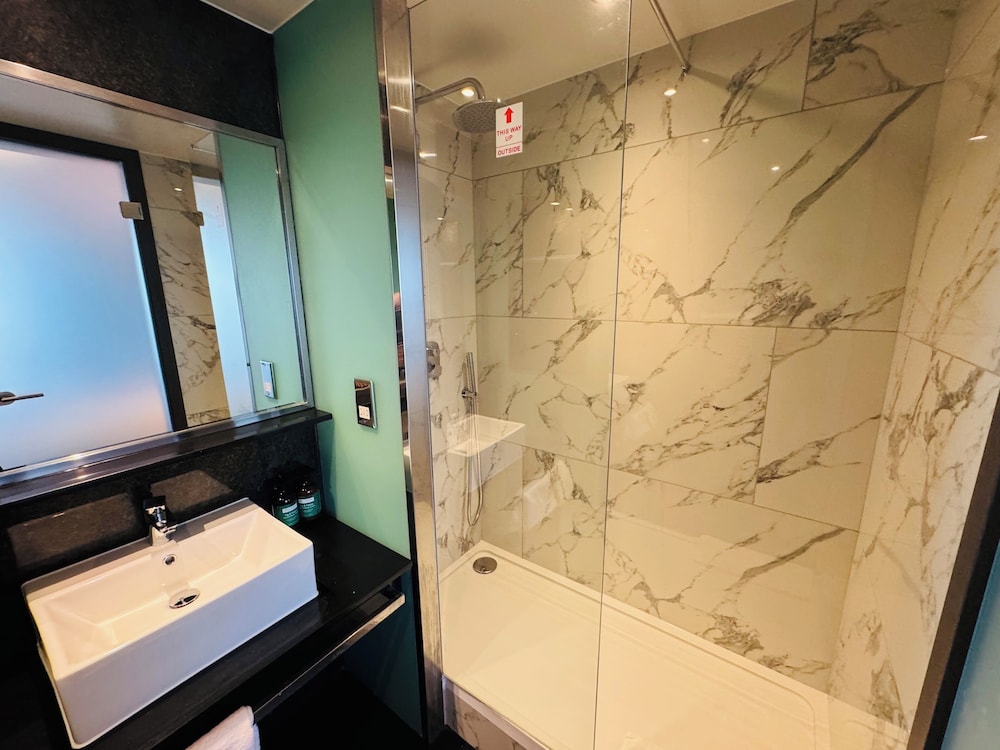 Suite, 2 habitaciones del hotel Crowne Plaza London - Kingston, An Ihg. Foto 17