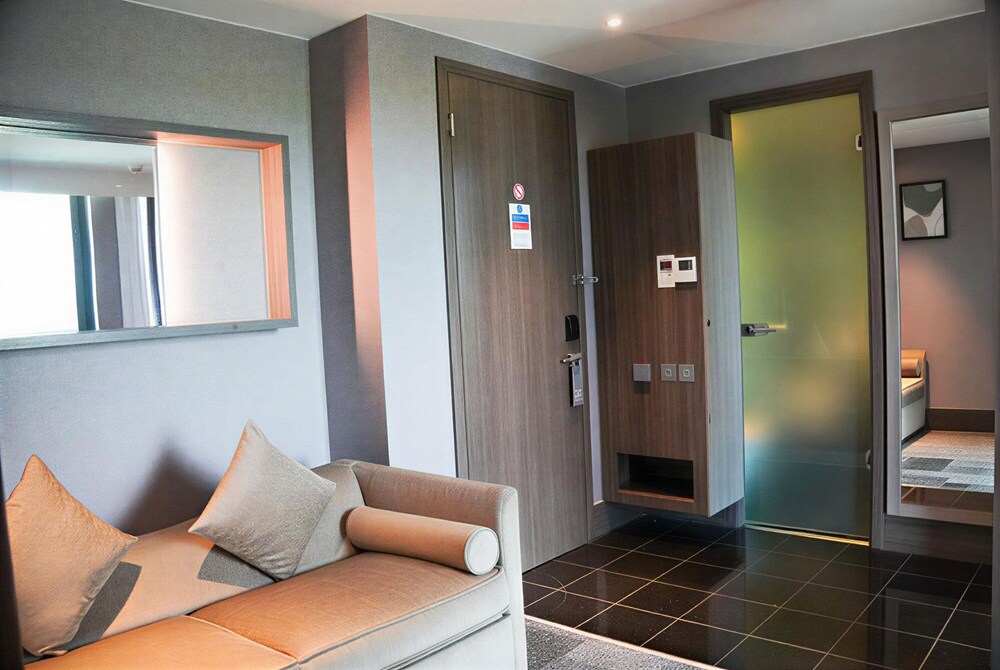 Suite, 1 cama de matrimonio grande, balcón del hotel Crowne Plaza London - Kingston, An Ihg. Foto 14