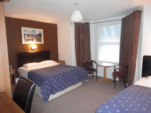 Habitación Triple del hotel Warwick Lodge