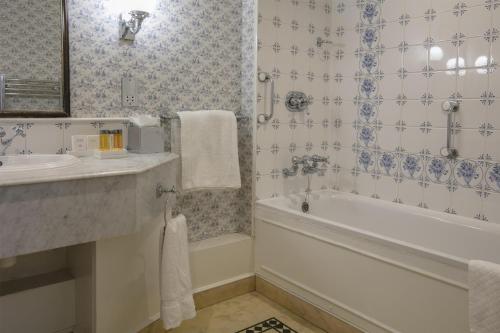 Suite con cama doble del hotel Best Western PLUS Grim's Dyke. Foto 5