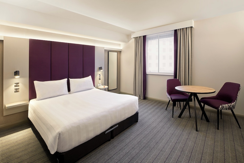 Habitación estándar doble, ducha adaptada del hotel Premier Inn London Wimbledon South