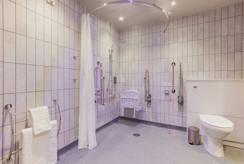 Habitación estándar doble, ducha adaptada del hotel Premier Inn London Wimbledon South. Foto 1