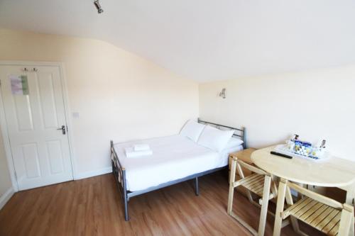 Habitación doble con baño privado del hotel Flexistay Aparthotel. Foto 7