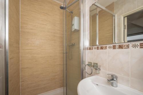 Habitación doble con baño privado del hotel Flexistay Aparthotel. Foto 11