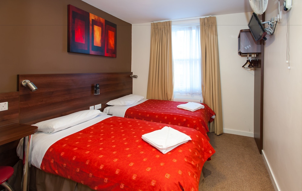 Habitación con 2 camas individuales, baño privado del hotel Marble Arch Inn. Foto 2